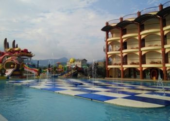 Tempat Wisata Gunung Jempol Waterboom di Singkawang