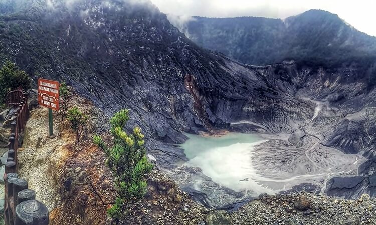 Gunung Tangkuban Perahu : Sejarah, Alamat dan Tiket Masuknya