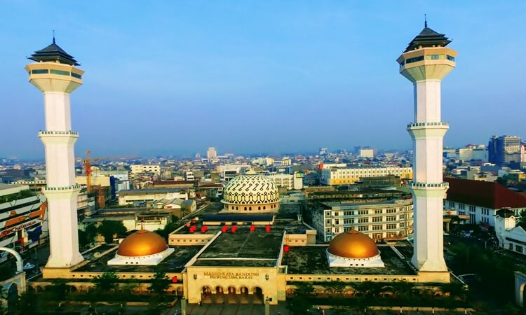 Sejarah Masjid Raya Bandung  Destinasi Wisata Religi di 